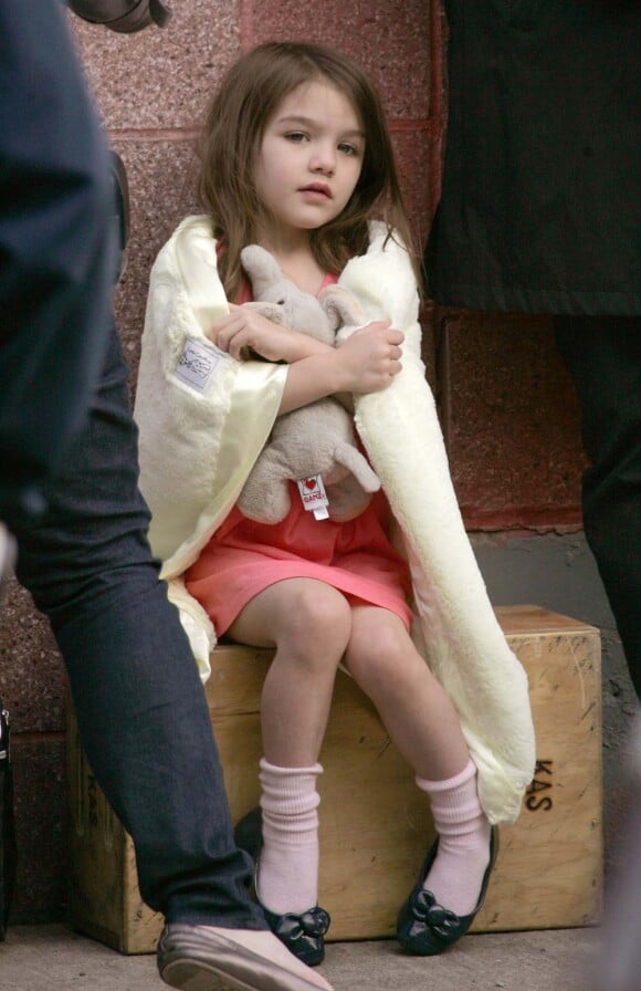 Suri Cruise rend visite à sa maman sur le tournage de son film. A presque quatre ans, la fillette a déjà tout d'une star avec sa couverture sur les épaules. New York, 12 avril 2010 