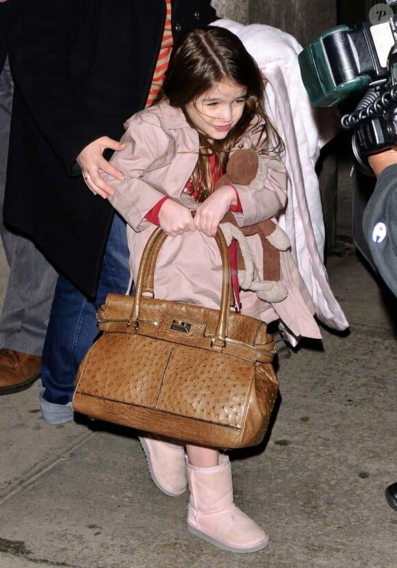 Dans un mois, Suri aura cinq ans... Et elle se prend déjà pour une grande en portant le sac de maman !  New York, 16 mars 2011 