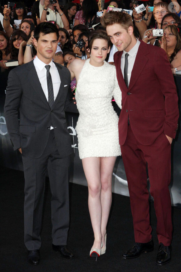 Taylor Lautner, Robert Pattinson et Kristen Stewart lors de la promotion à Los Angeles de Twilight : Hésitation en juin 2010