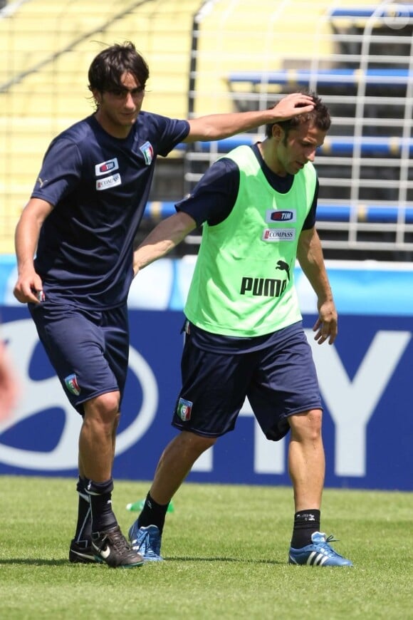 Alberto Aquilani et Alessandra Del Piero durant un entraînement avec l'Italie, en jun 2008. Ils sont aussi coéquipiers avec la Juventus