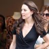 Mercredi 20 avril, Kate Middleton est apparue dans Chelsea, avec un naturel déconcertant, pour sa seconde séance shopping en deux jours. La demoiselle de 29 ans, extrêmement mince, fait le plein de robes légères... Pour sa lune de miel ?