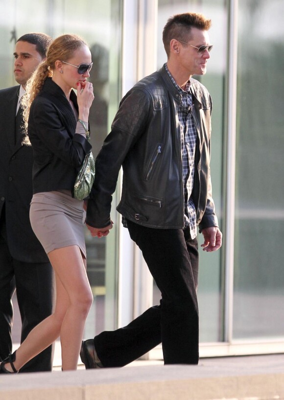 Jim Carrey et sa copine avaient l'air à l'aise à la sortie de leur dîner le 20 avril dans les rues de New York.