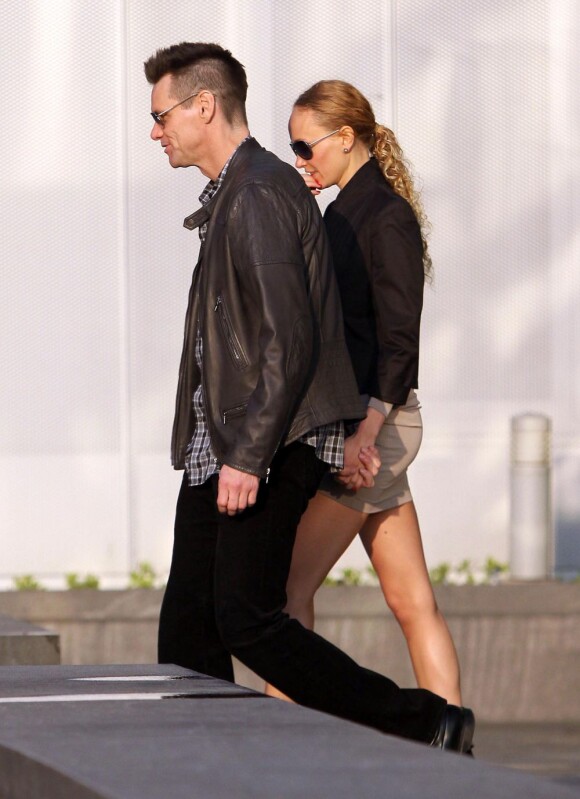 La coupe Mohawk pour Jim Carrey ? Qu'en pense sa copine ? (le 20 avril dans les rues de New York).