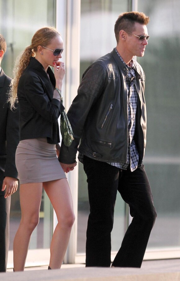 Jim Carrey, sa copine et sa coupe Mohawk le 20 avril dans les rues de New York.