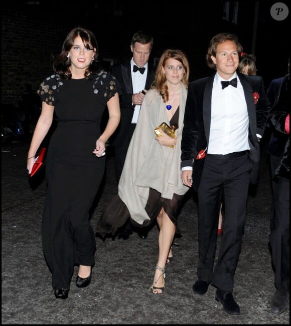 Eugenie et Beatrice d'York en compagnie de Dave Clark à la soirée de fiançailles de Holly Branson et Fred Andrews, à Londres. 21 avril 2011