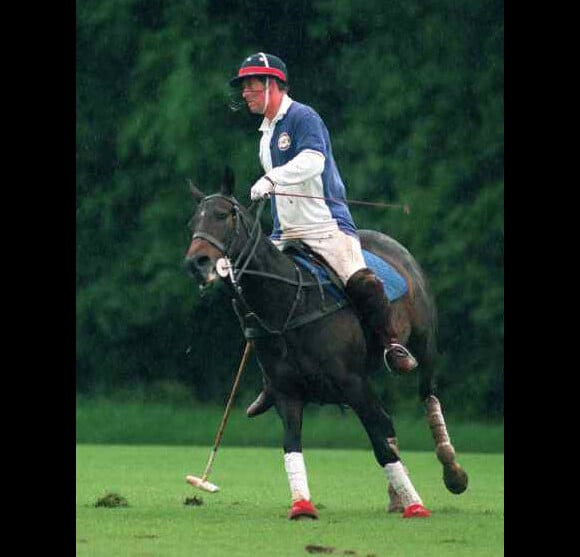 Le prince Charles jouant au polo en juin 1999