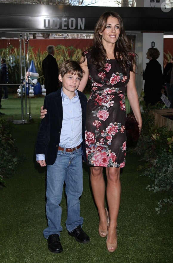 Elizabeth Hurley et son fils Damian en janvier 2011 à Londres.