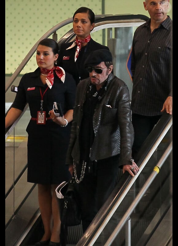 Johnny Hallyday arrive à l'aéroport de Roissy-Charles de Gaulle, le 25 avril 2011, en provenance de Los Angeles. Il est accompagné de son chien Santos.
