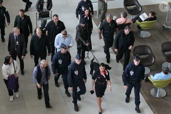 Johnny Hallyday arrive à l'aéroport de Roissy-Charles de Gaulle, le 25 avril 2011, en provenance de Los Angeles. Il est accompagné de son chien Santos.