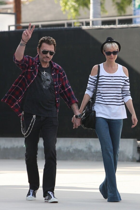 Pause tendresse pour Johnny et Laeticia Hallyday à Los Angeles le 5 avril 2011