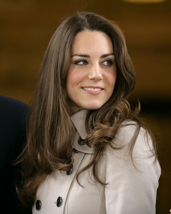 A chacune de ses apparitions, Kate Middleton affiche une mine radieuse. Son astuce beauté : mettre en valeur ses beaux yeux verts avec du crayon noir. Londres, 8 mars 2011