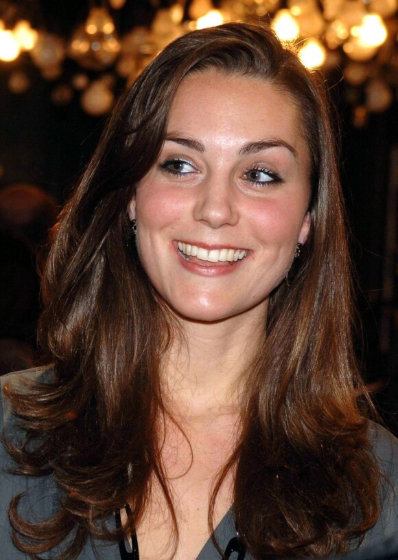 Trait argenté à la base des cils, mascara noir, blush rosé... Kate Middleton opte encore une fois pour un maquillage léger. Londres, 28 novembre 2007