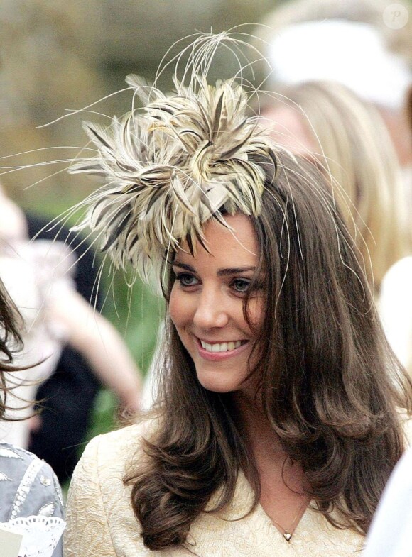 Côté maquillage, Kate Middleton appuie surtout sur ses yeux avec du khôl noir. Angleterre, 6 mai 2006