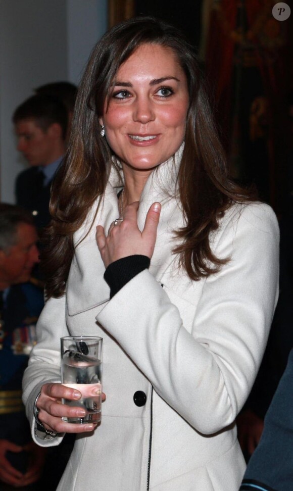 Une petite touche de fard à paupière violet foncé et un soupçon de blush rosé... Kate Middleton n'a besoin de rien d'autre pour être au top ! Angleterre, 11 avril 2008