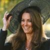 Kate Middleton adore porter des chapeaux. Une fois encore, la future princesse opte pour un maquillage des yeux très foncé. Angleterre, 23 octobre 2010   