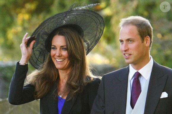 Kate Middleton adore porter des chapeaux. Une fois encore, la future princesse opte pour un maquillage des yeux très foncé. Angleterre, 23 octobre 2010   