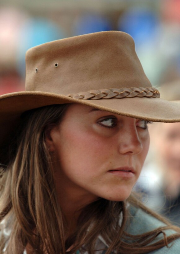 Le chapeau de cowboy lui sied à ravir ! Kate Middleton n'a donc besoin que d'une petite touche de maquillage pour éclairer son joli minois. Angleterre, 17 novembre 2010