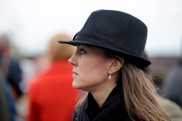 Kate Middleton est très à la mode avec son borsalino et ses yeux fardés. Angleterre, 17 novembre 2010