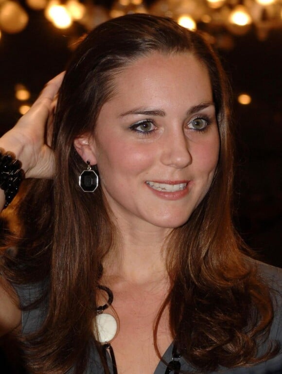 Kate Middleton sait mettre en valeur son visage avec un trait de crayon argenté au ras des cils et un léger coup de rouge à lèvre rosé. Londres, 18 novembre 2010 