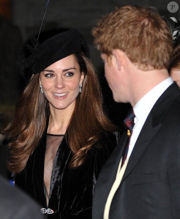 Avec son magnifique brushing et ses lèvres brillantes, Kate Middleton séduit tout le gotha ! Angleterre, 8 janvier 2011