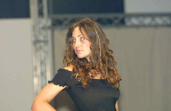 A 19 ans, Kate Middleton prenait déjà grand soin de son apparence mais arborait une chevelure bouclée. Sur cette photo, elle défile pour une association contre le cancer du sein. Angleterre, 8 avril 2002