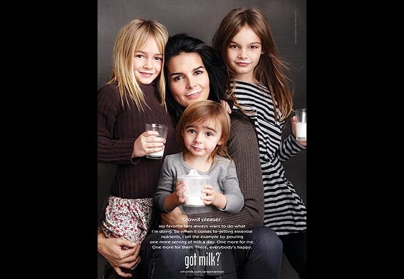 Angie Harmon et ses trois filles le sourire aux lèvres dans leur seconde publicité Got Milk ?
 
