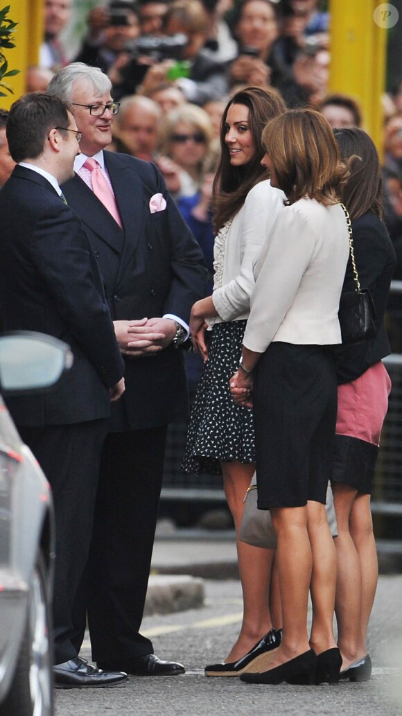 Kate Middleton a fait son arrivée au Goring Hotel dans la ferveur populaire, jeudi 28 avril 2011 au soir, pour sa dernière nuit avant le mariage.