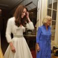 Catherine Middleton, Duchesse de Cambridge en tenue de soirée et Camilla Parker-Bowles, sa belle-mère en robe caftan bleu. 