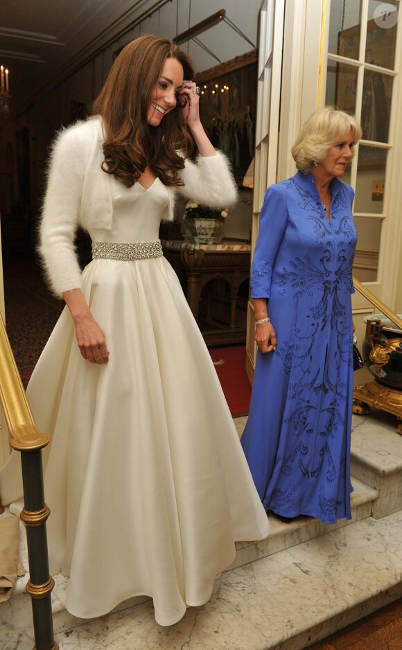 Catherine Middleton, Duchesse de Cambridge en tenue de soirée et Camilla Parker-Bowles, sa belle-mère en robe caftan bleu.