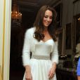 Catherine Middleton, Duchesse de Cambridge en tenue de soirée avait pensé à sa petite laine, en angora ! 