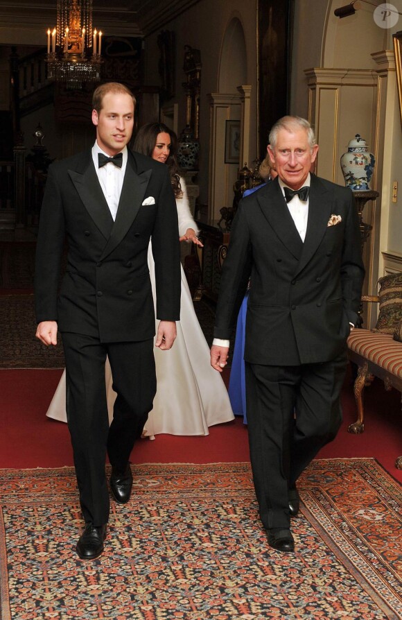 Le Prince William aux côtés du Prince Charles, et de Catherine, Duchesse de Cambridge en tenue de soirée  pour terminer une journée féérique.