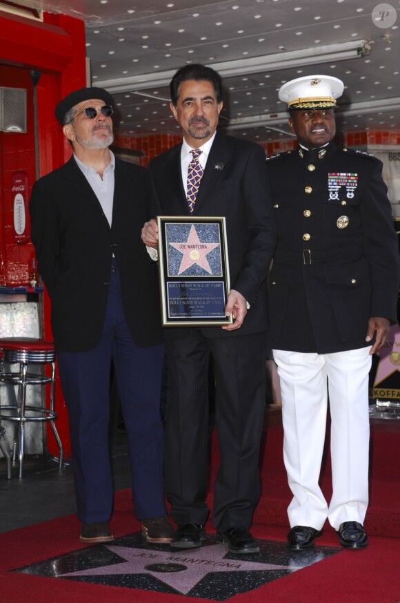 Joe Mantegna, en compagnie de David Mamet et le General Willie Williams, reçoit son étoile sur le Walk of Fame à Hollywood, le 29 avril 2011.