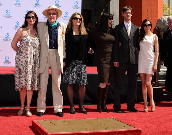 Peter O'Toole - entouré de ses enfants Kate et Lorcan, mais aussi d'Anjelica Huston et Rose McGowan - honoré par Hollywood à l'occasion du TCM Classics Film Festival. Il a laissé ses empreintes devant le Grauman's Chinese Theatre de Los Angeles, le 30 avril 2011.