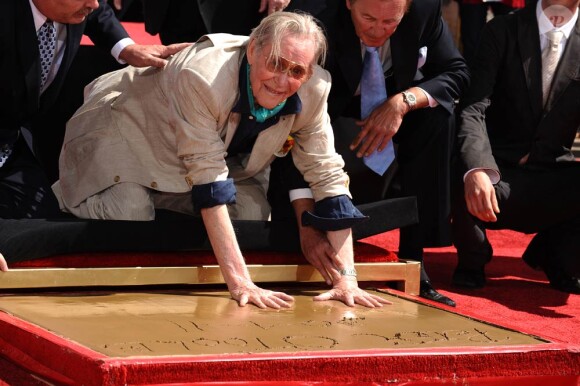 Peter O'Toole honoré par Hollywood à l'occasion du TCM Classics Film Festival. Il a laissé ses empreintes devant le Grauman's Chinese Theatre de Los Angeles, le 30 avril 2011.