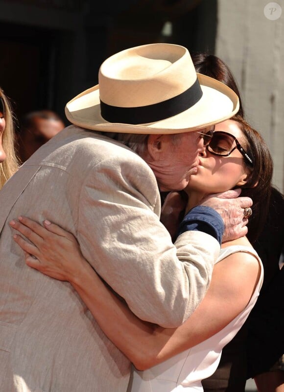Peter O'Toole - ici avec la belle Rose McGowan - honoré par Hollywood à l'occasion du TCM Classics Film Festival. Il a laissé ses empreintes devant le Grauman's Chinese Theatre de Los Angeles, le 30 avril 2011.