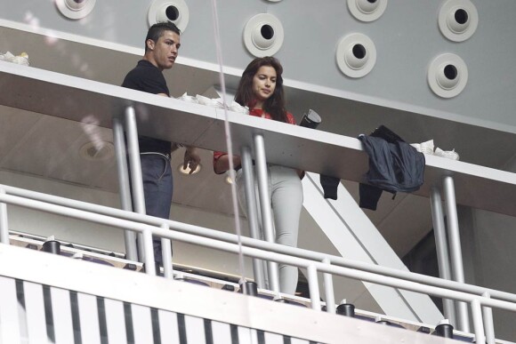 Cristiano Ronaldo puni et en tribune assiste à la défaite du Real Madrid avec sa compagne Irina Shayk le 30 avril 2011