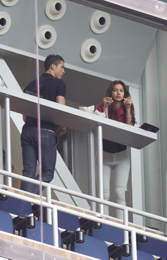 Cristiano Ronaldo et sa compagne Irina Shayk lors du match de Liga perdu 3-2 face au Real Saragosse à Madrid le 30 avril 2011