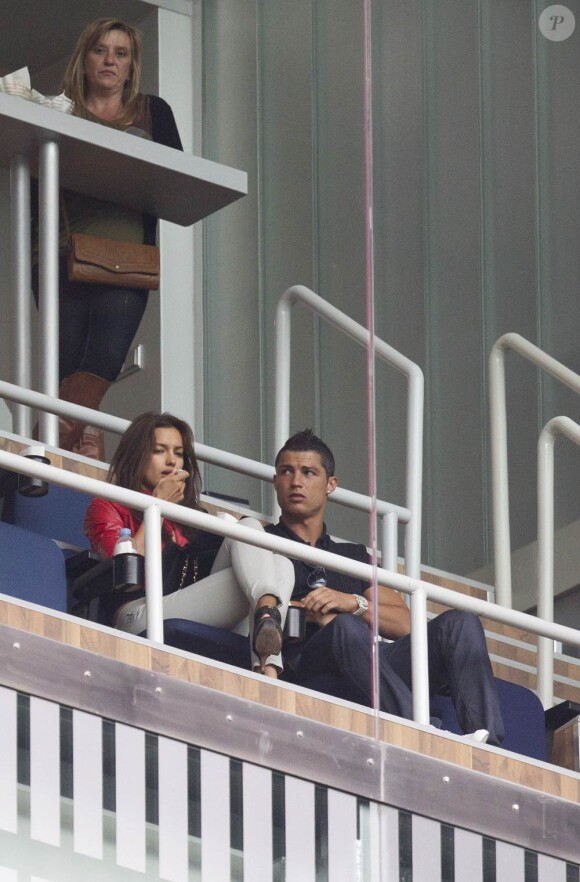 Cristiano Ronaldo et sa compagne Irina Shayk assiste impuissant à l'humiliation du Real Madrid lors du match de Liga perdu 3-2 face au Real Saragosse à Madrid le 30 avril 2011