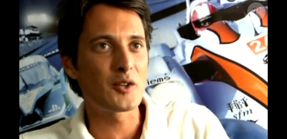 Vincent Cerutti embarque à bord d'une Ferrari avec le pilote automobile   Anthony Beltoise, pour un sujet dans l'émission Auto Moto du   dimanche 1er mai.