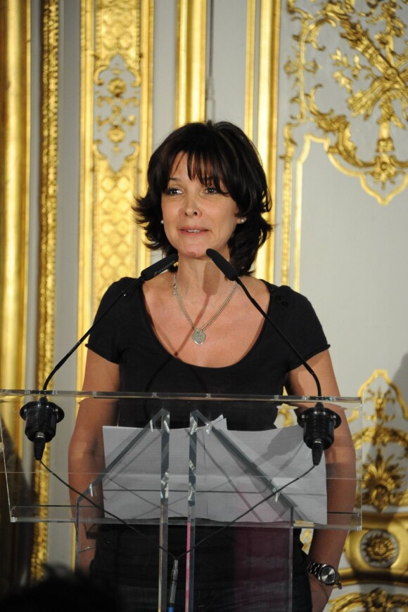 Tina Kieffer explique le projet La flamme Marie-Claire aux journalistes. Paris, 2 mai 2011