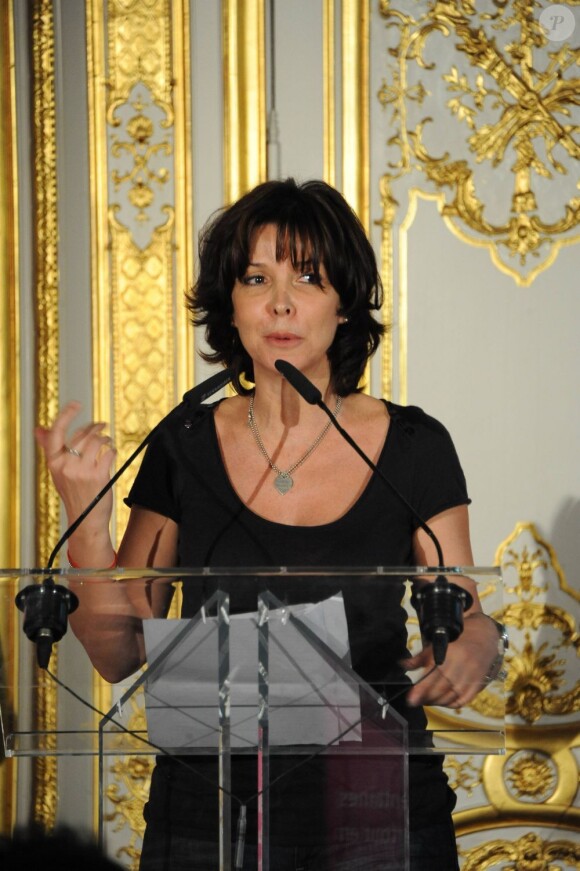 Toujours impliquée dans la cause des femmes, Tina Kieffer présente aujourd'hui La flamme Marie-Claire. Paris, 2 mai 2011