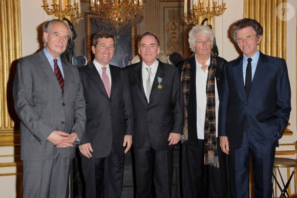 Frédéric Mitterrand, Richard J. Fox, Jean-Jacques Annaud et Jack Lang, à l'occasion de la cérémonie en l'honneur de Richard J. Fox, au Ministère de la Culture, à Paris, le 2 mai 2011.