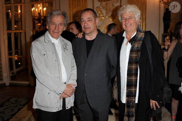 Costa-Gavras, Jean-Pierre Jeunet et Jean-Jacques Annaud, à l'occasion de la cérémonie en l'honneur de Richard J. Fox, au Ministère de la Culture, à Paris, le 2 mai 2011.