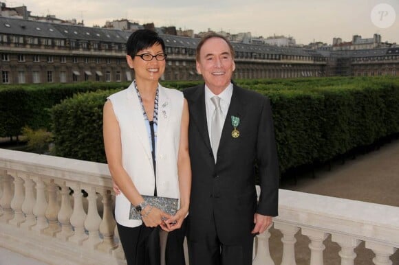 Richard J. Fox et son épouse, à l'occasion de la cérémonie en son honneur, au Ministère de la Culture, à Paris, le 2 mai 2011.
