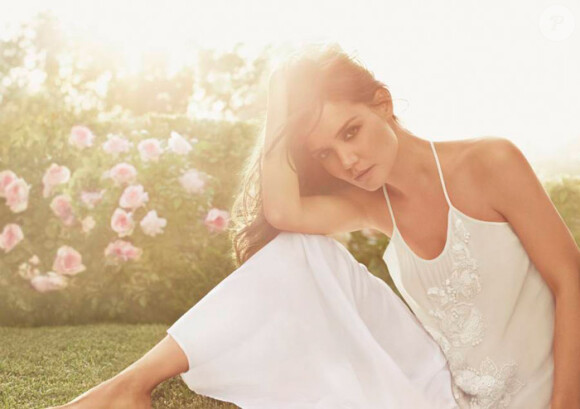 Bucolique et romantique, Katie Holmes, l'épouse de Tom Cruise, est absolument ravissante avec cette robe blanche Ann Taylor.