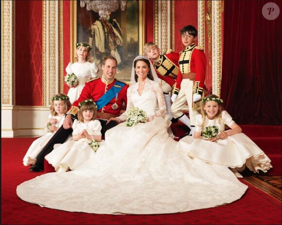 Clichés officiels de Kate et William, jeunes mariés. Le 29 avril 2011.  Ils posent avec leurs garçons et demoiselles d'honneur : Margarita  Armstrong-Jones, Eliza Lopes, Grace van Cutsem, Louise Windsor, Tom  Pettifer, William Lowther-Pinkerton