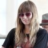 Très tendance, Olivia Wilde affiche un tee-shirt Rolling Stones et des lunettes mouches rétro. Los Angeles, 3 mai 2011