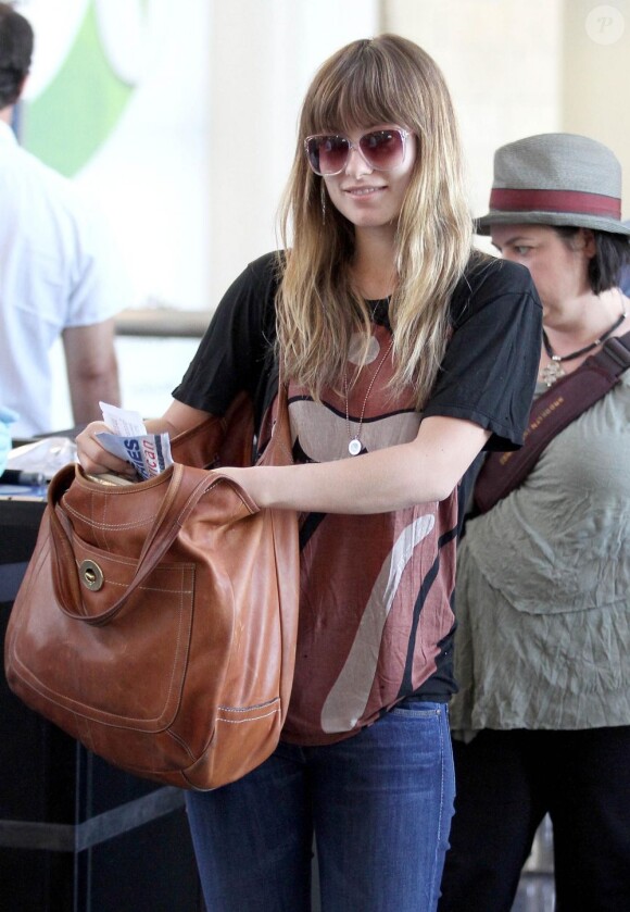 Très tendance, Olivia Wilde affiche un tee-shirt Rolling Stones et des lunettes mouches rétro. Los Angeles, 3 mai 2011