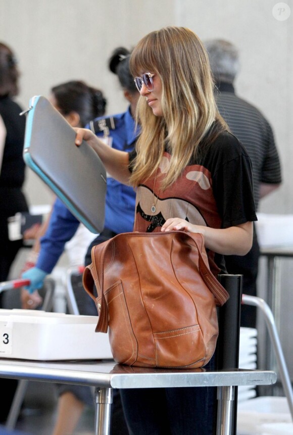 Olivia Wilde passe à la douane de l'aéroport de Los Angeles le 3 mai 2011. L'actrice se rend à New York.