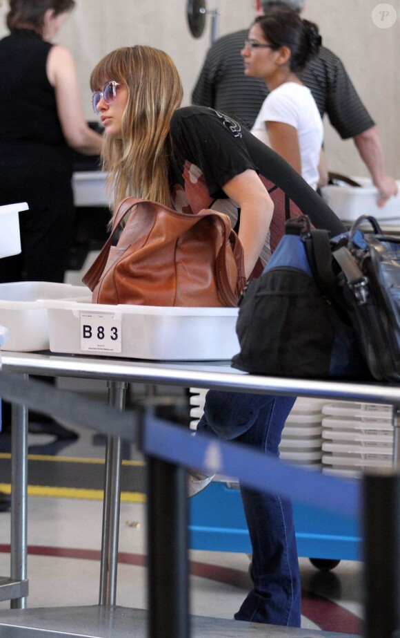 Eh oui, même les stars comme Olivia Wilde passe à la sécurité dans les aéroports ! Los Angeles, 3 mai 2011